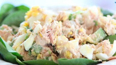салат с тунцом на завтрак и конвертики с курицей