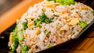 рис, приготовленный с овощами, яйцом и креветками