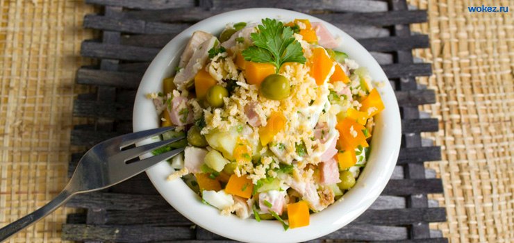 салат с копченой курицей