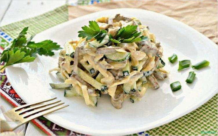 Салат с курицей и маринованными грибами  